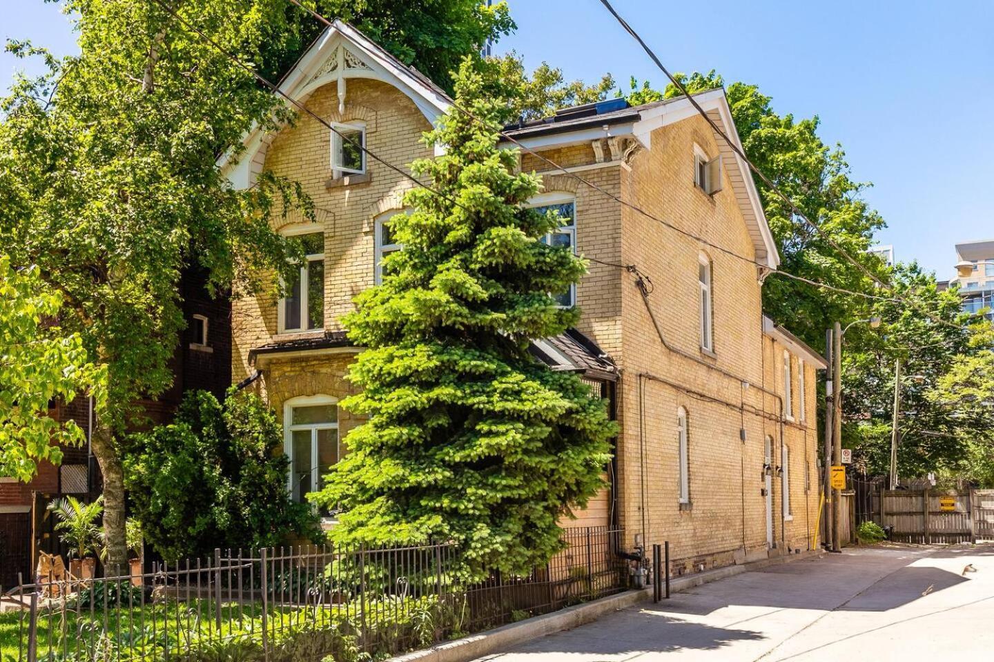 Sweet Home Toronto Exterior photo